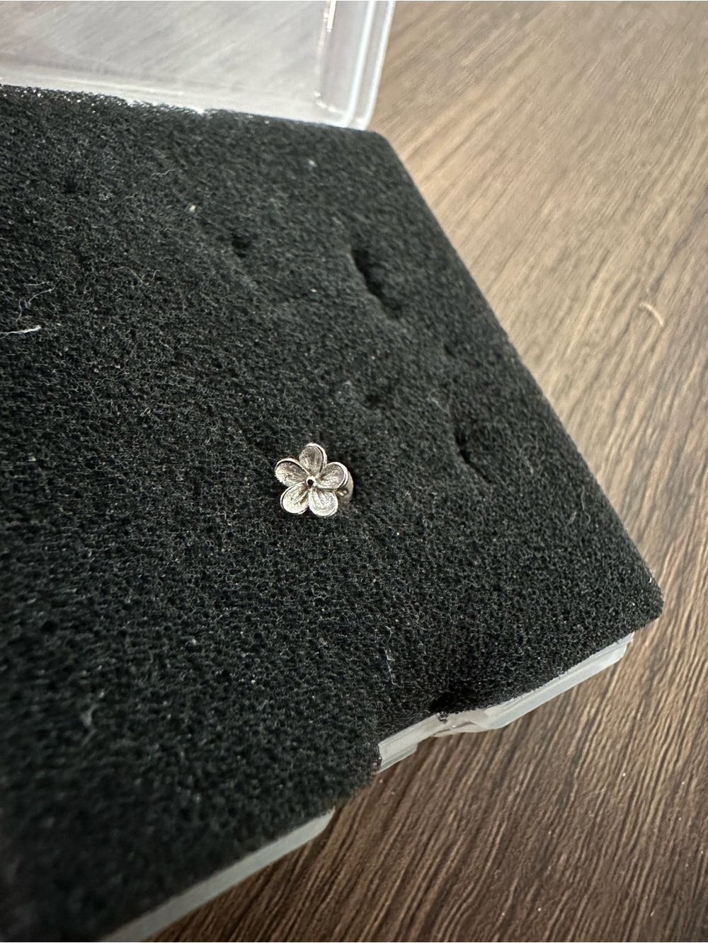 Flat back earring - Picture 4 of 6